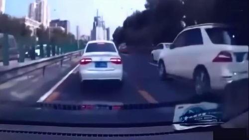 网友爆料奔驰车主恶意别车原视频,网友直呼辣眼